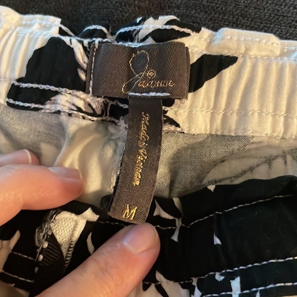 Jaanuu floral scrub pants medium - Picture 2 of 3